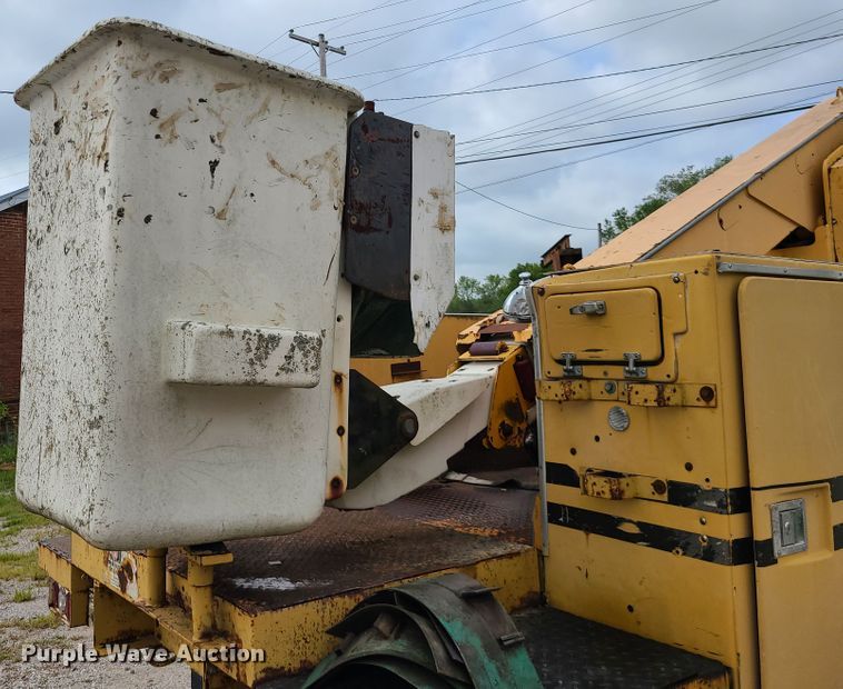 image for item IC9891 1989 Ford F700  bucket truck