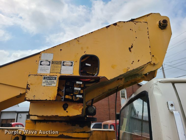 image for item IC9891 1989 Ford F700  bucket truck
