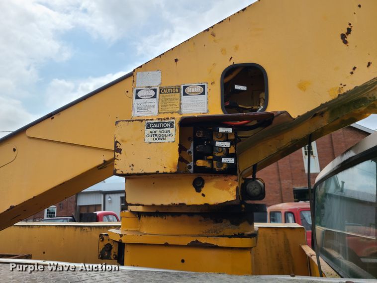 image for item IC9891 1989 Ford F700  bucket truck