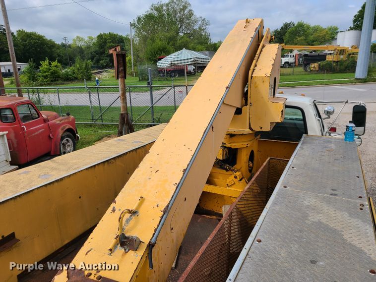 image for item IC9891 1989 Ford F700  bucket truck