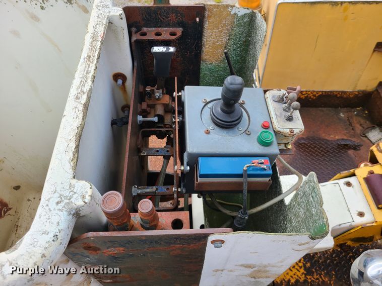 image for item IC9891 1989 Ford F700  bucket truck