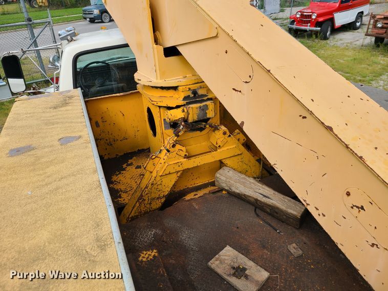 image for item IC9891 1989 Ford F700  bucket truck