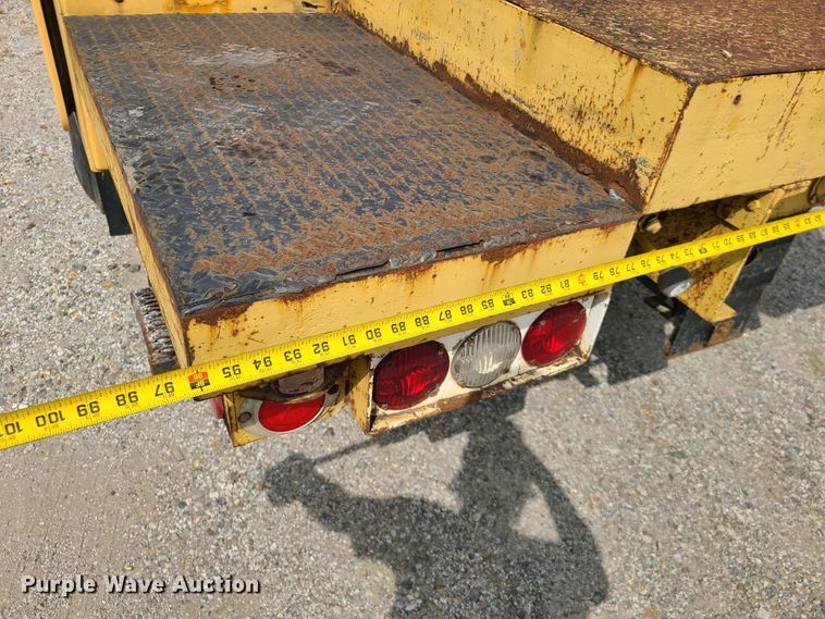 image for item IC9891 1989 Ford F700  bucket truck