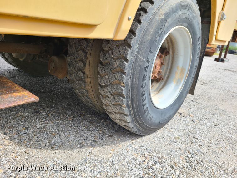 image for item IC9891 1989 Ford F700  bucket truck