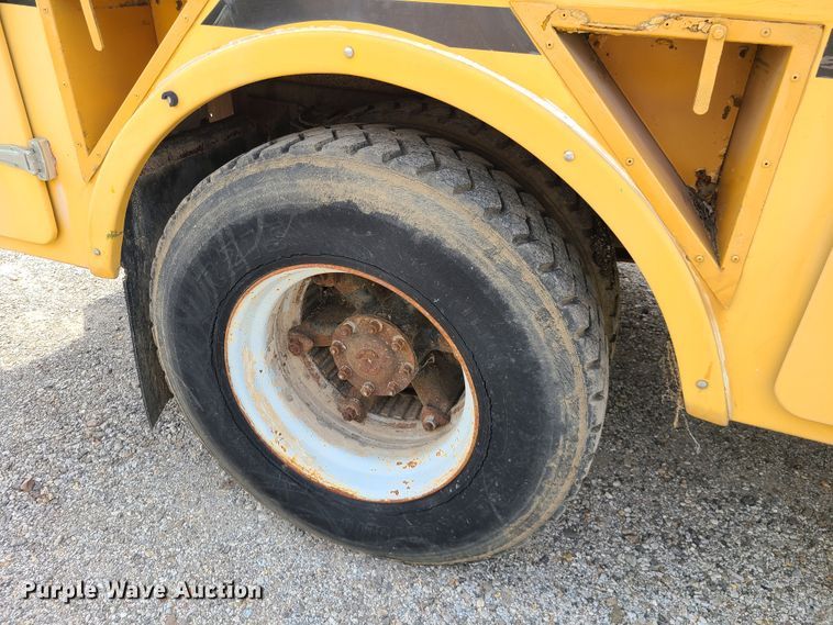 image for item IC9891 1989 Ford F700  bucket truck