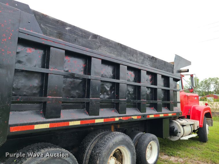 image for item IC9895 1982 Mack RWS786LST  dump truck