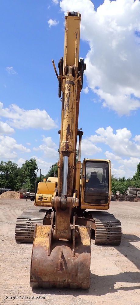 image for item IN9557 2001 John Deere 200LC  excavator