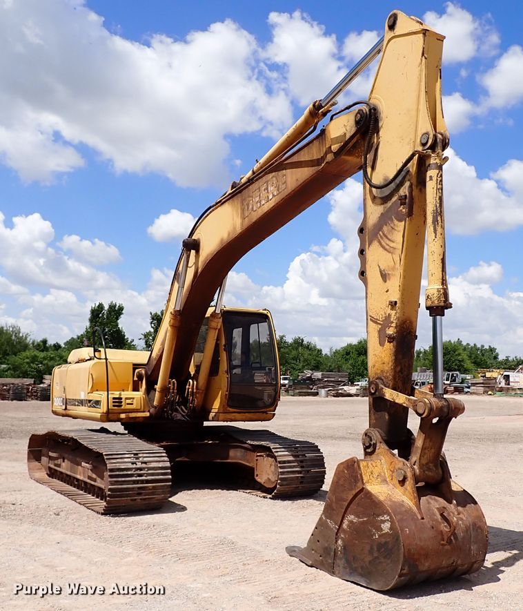 image for item IN9557 2001 John Deere 200LC  excavator