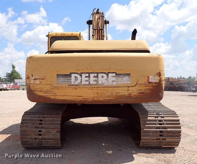 image for item IN9557 2001 John Deere 200LC  excavator