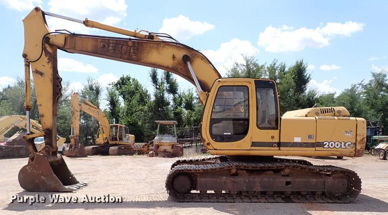 image for item IN9557 2001 John Deere 200LC  excavator