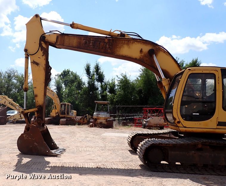 image for item IN9557 2001 John Deere 200LC  excavator