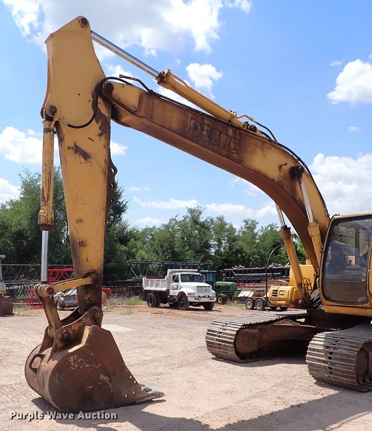 image for item IN9557 2001 John Deere 200LC  excavator