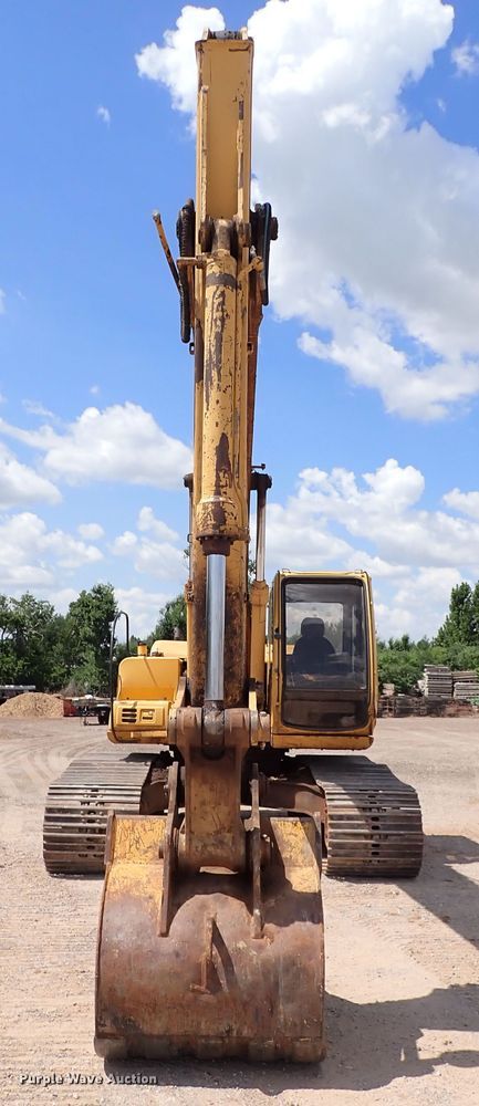 image for item IN9557 2001 John Deere 200LC  excavator