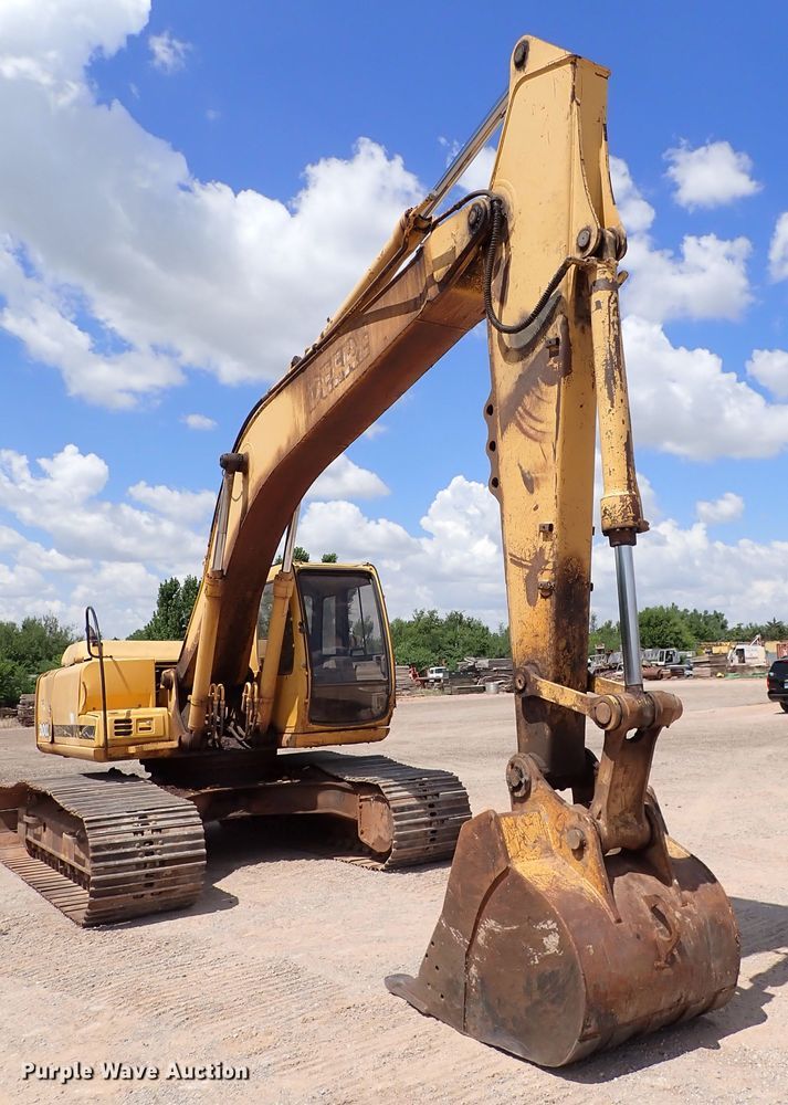 image for item IN9557 2001 John Deere 200LC  excavator