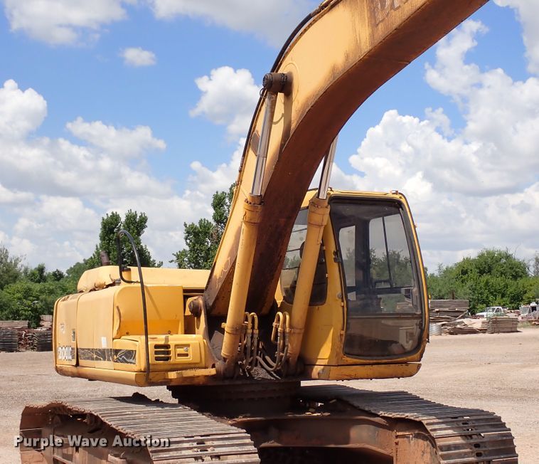 image for item IN9557 2001 John Deere 200LC  excavator