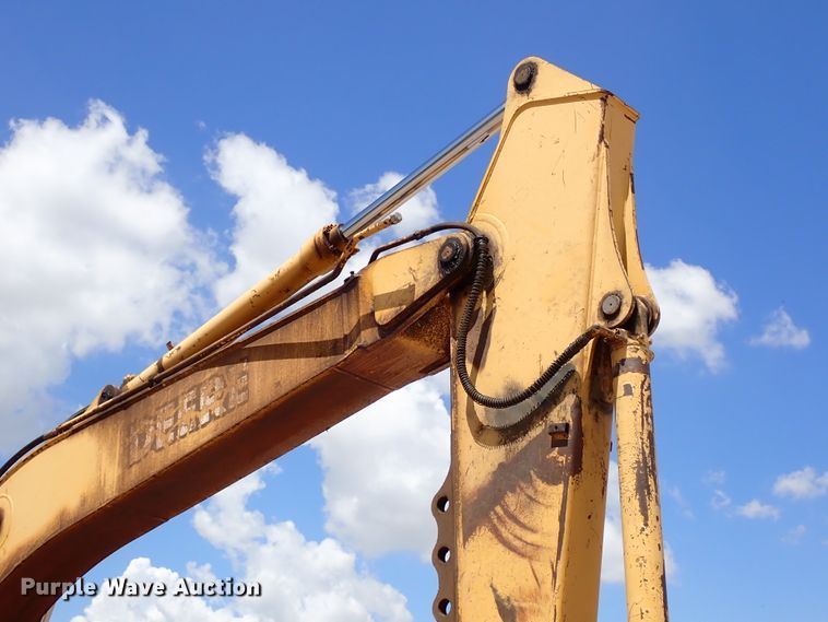 image for item IN9557 2001 John Deere 200LC  excavator