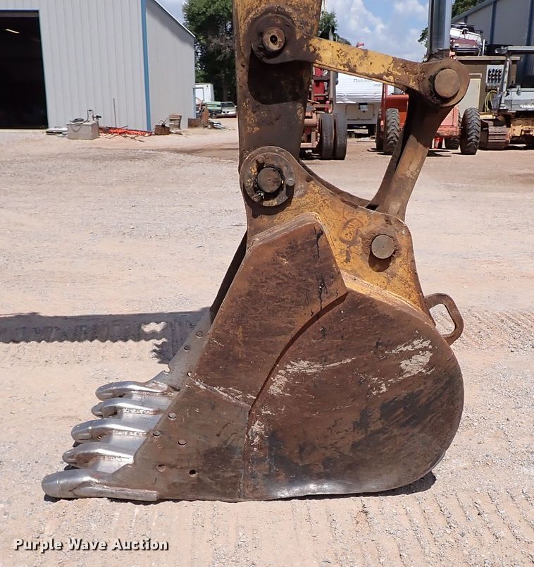 image for item IN9557 2001 John Deere 200LC  excavator