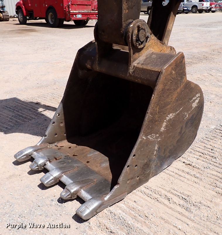 image for item IN9557 2001 John Deere 200LC  excavator