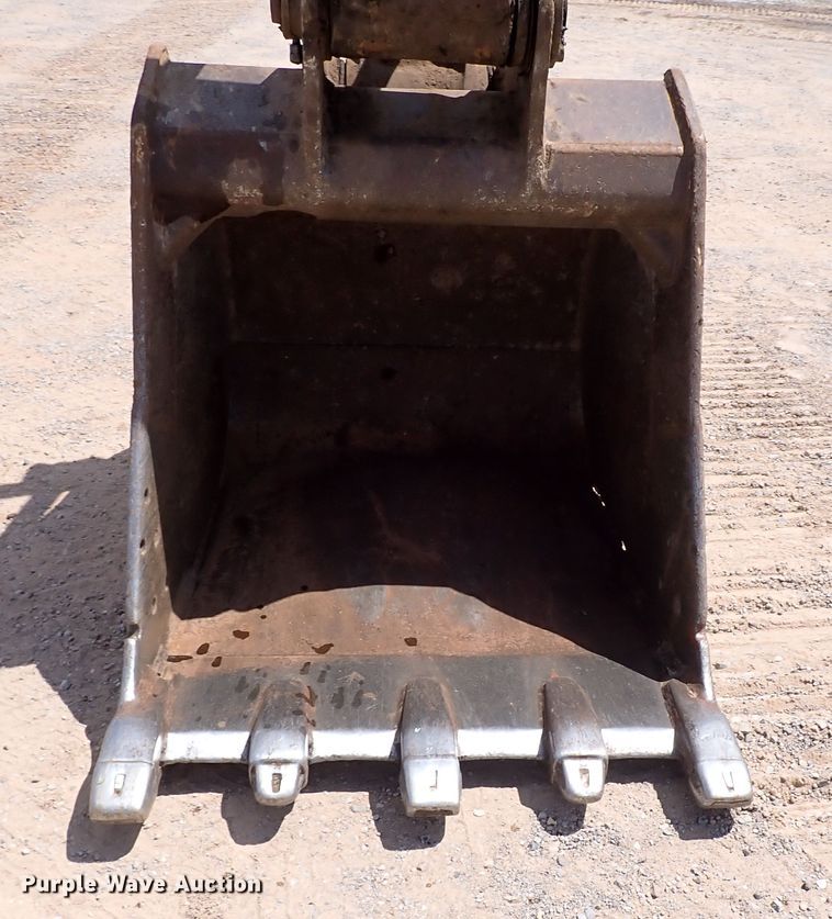 image for item IN9557 2001 John Deere 200LC  excavator