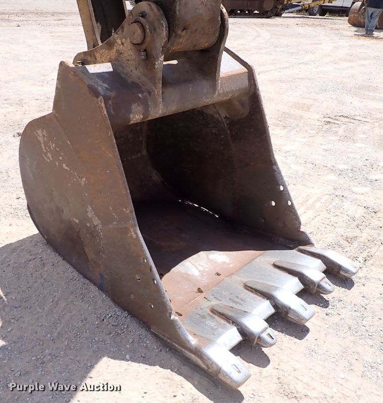 image for item IN9557 2001 John Deere 200LC  excavator