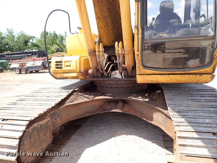 image for item IN9557 2001 John Deere 200LC  excavator