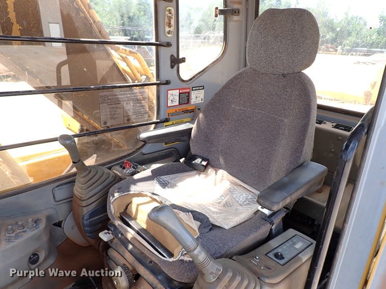 image for item IN9557 2001 John Deere 200LC  excavator