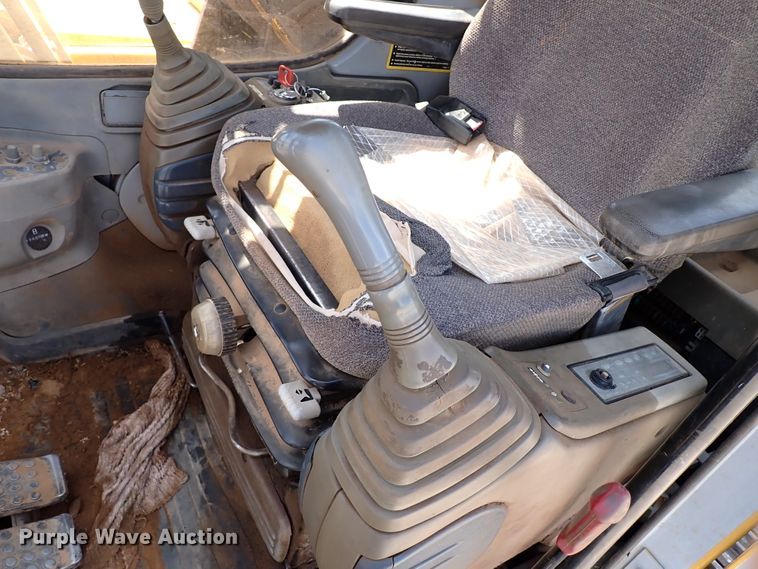 image for item IN9557 2001 John Deere 200LC  excavator