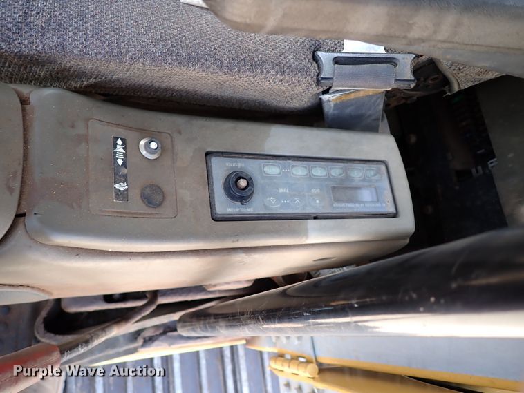 image for item IN9557 2001 John Deere 200LC  excavator