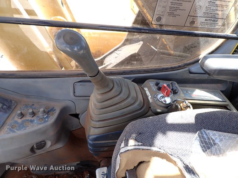 image for item IN9557 2001 John Deere 200LC  excavator