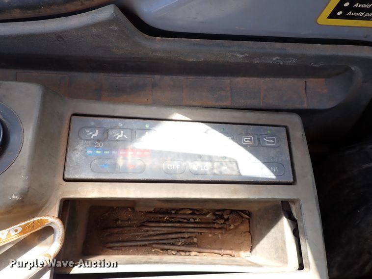 image for item IN9557 2001 John Deere 200LC  excavator