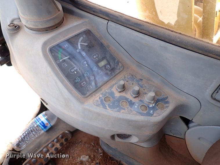 image for item IN9557 2001 John Deere 200LC  excavator