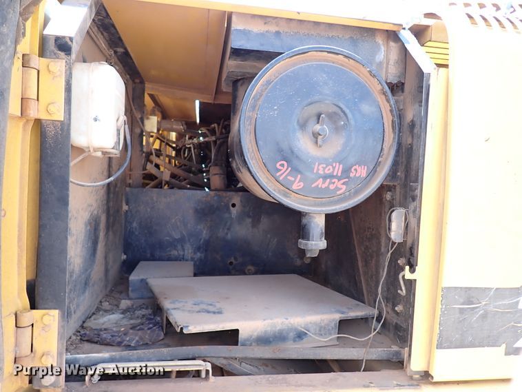 image for item IN9557 2001 John Deere 200LC  excavator