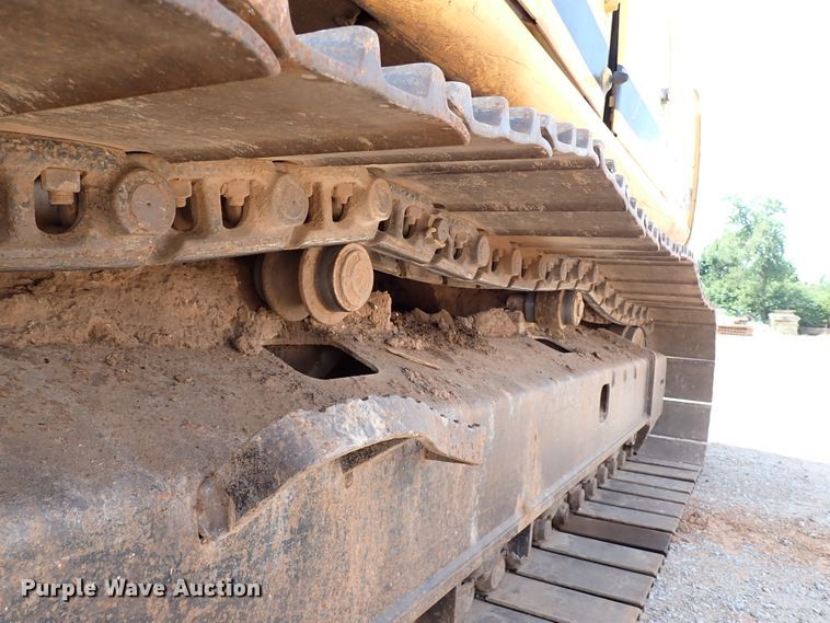 image for item IN9557 2001 John Deere 200LC  excavator