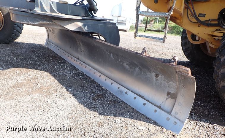 image for item IN9579 2007 John Deere 772D  motor grader