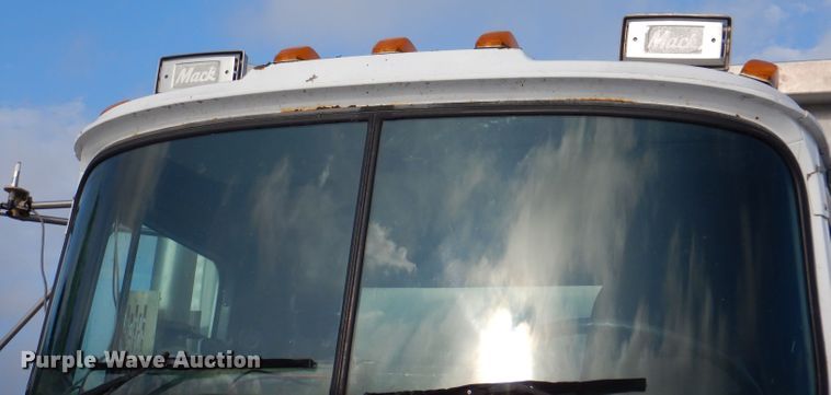 image for item IN9885 1995 Mack RD688S  dump truck