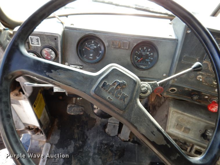 image for item IN9885 1995 Mack RD688S  dump truck