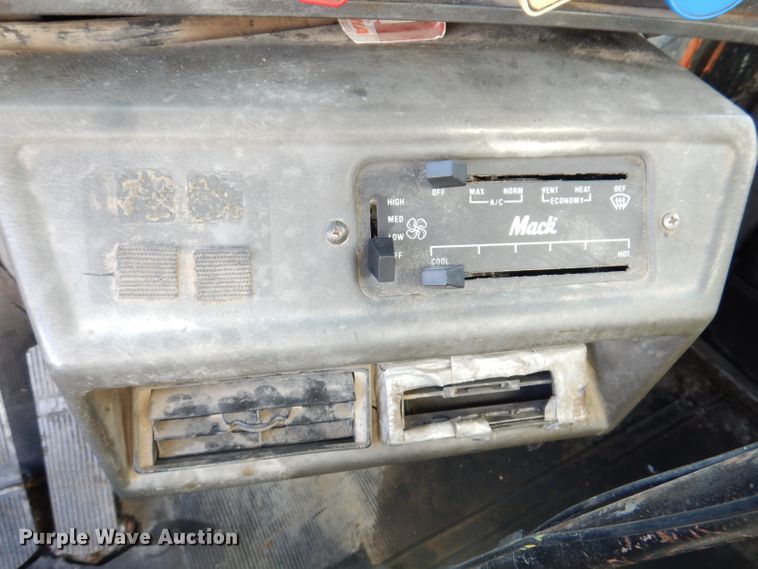 image for item IN9885 1995 Mack RD688S  dump truck