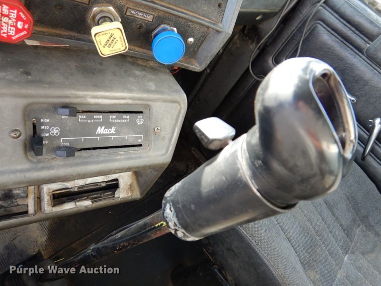 image for item IN9885 1995 Mack RD688S  dump truck