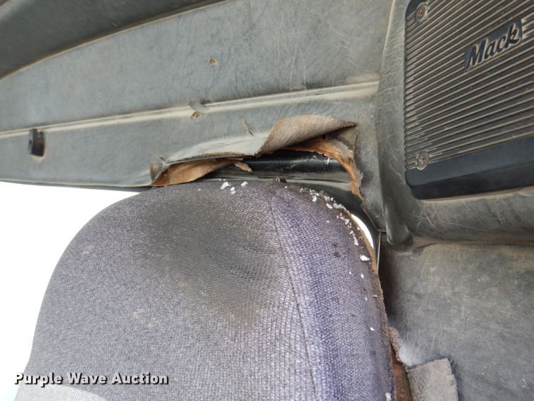 image for item IN9885 1995 Mack RD688S  dump truck