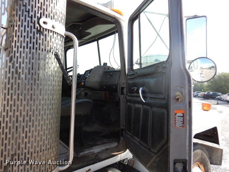image for item IN9885 1995 Mack RD688S  dump truck