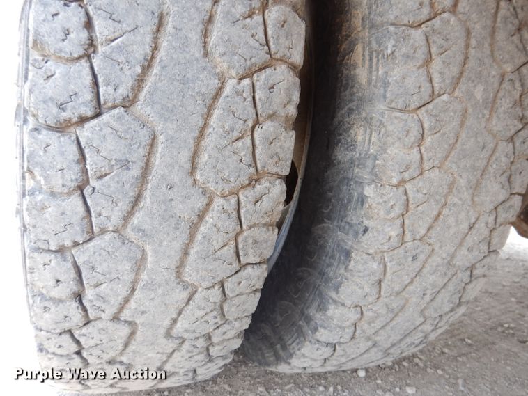 image for item IN9892 2002 Ford F350 Super Duty XL  utility bed pickup truck