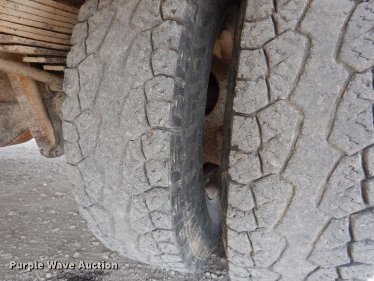 image for item IN9892 2002 Ford F350 Super Duty XL  utility bed pickup truck