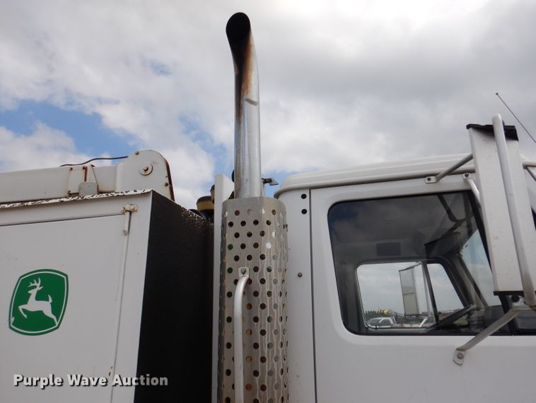 image for item IN9893 1996 International 4700  utility / service truck