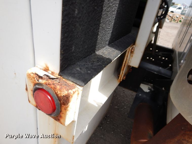 image for item IN9893 1996 International 4700  utility / service truck