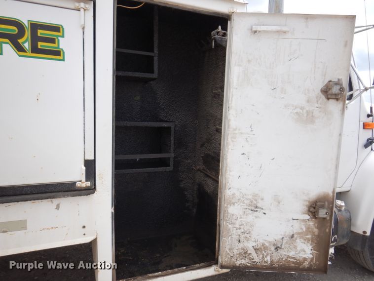 image for item IN9893 1996 International 4700  utility / service truck