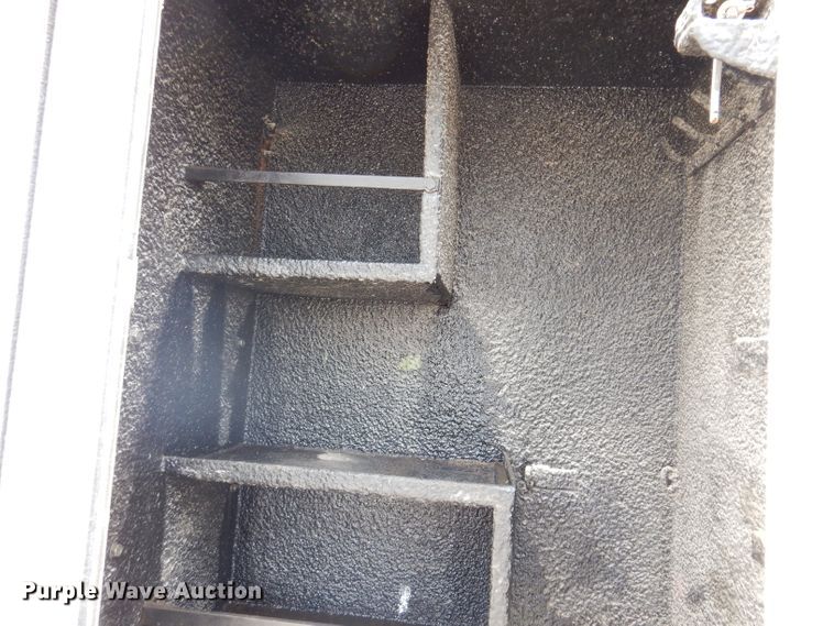 image for item IN9893 1996 International 4700  utility / service truck