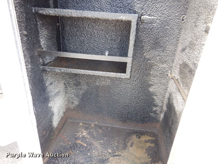 image for item IN9893 1996 International 4700  utility / service truck