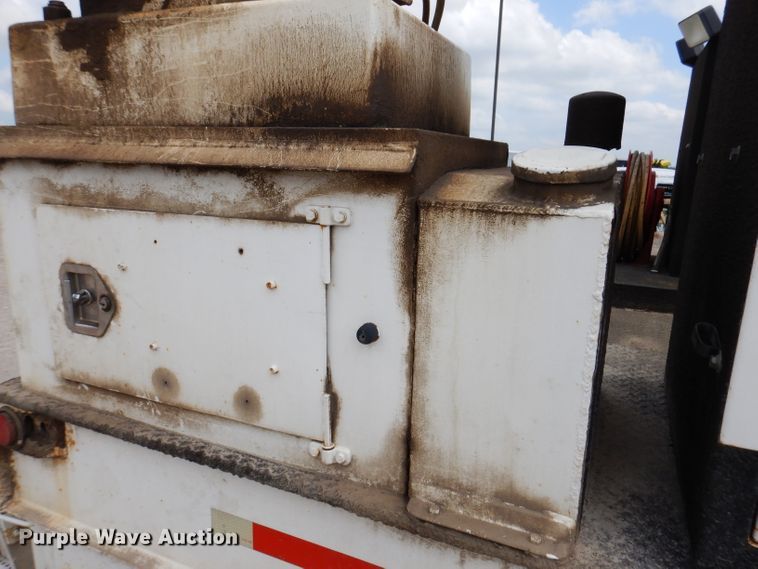 image for item IN9893 1996 International 4700  utility / service truck