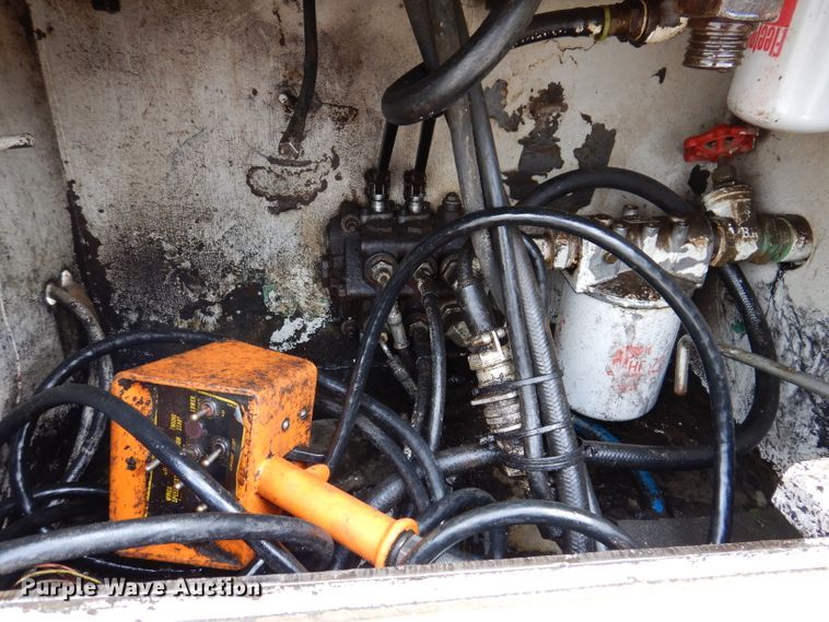 image for item IN9893 1996 International 4700  utility / service truck