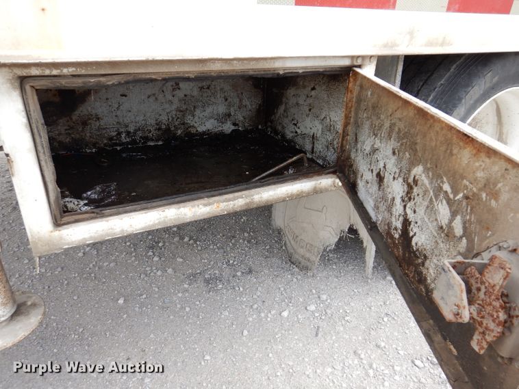 image for item IN9893 1996 International 4700  utility / service truck